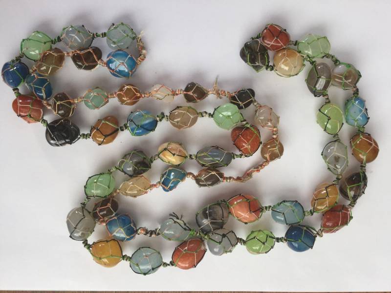 Eine Jahrgang Einzelstrang-Kette Bestehend Aus Glas Kies Und Steinen, 80 cm Länge Eine Jahrgang Einzelstrang-Kette Bestehend Aus Glas Kies Und Steinen, 80 cm Länge von AtticusUK