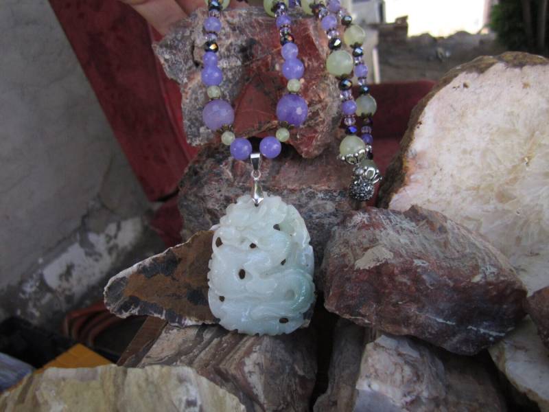 Doppelseitige Drachen Geschnitzte Jade Edelstein Schmuck Anhänger Halskette von AttillasTreasures