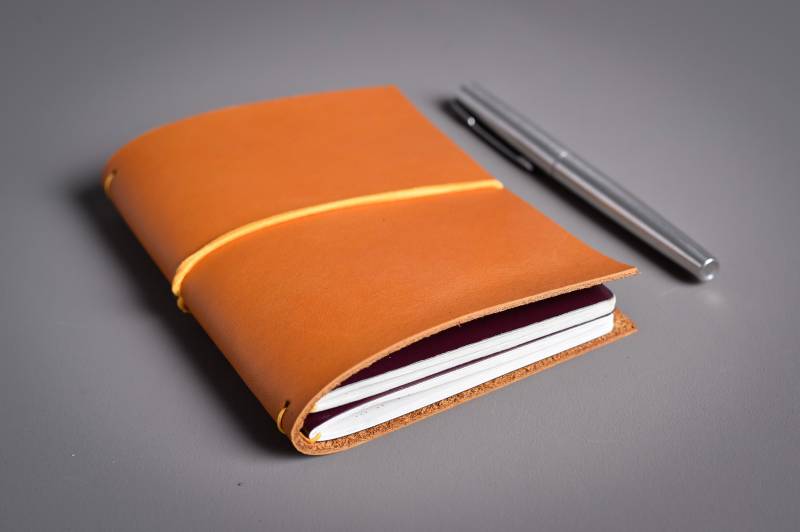 Leder-Notizbuchhülle - 12, 5 X 9 cm Reisepassgröße. Personalisierbares Und Nachfüllbares Leder-Notizbuch. Kostenlose Personalisierung Leder-Notizbuchhülle - 12, 5 X 9 cm Reisepassgröße. Personalisierbares Und Nachfüllbares Leder-Notizbuch. Kostenlose Personalisierung von AtypiqueMaroquinerie