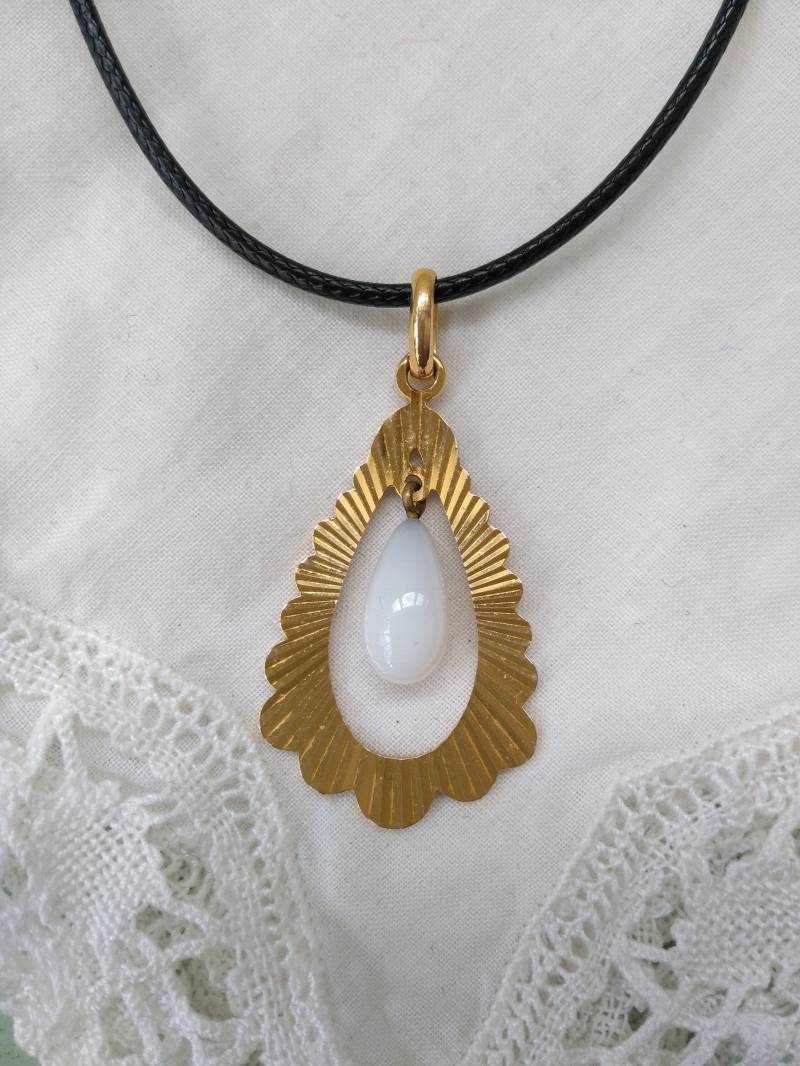 Vintage Sonnenverwöhnte Perle Gold Anhänger Vintage Sonnenverwöhnte Perle Gold Anhänger von AuBonEndroit