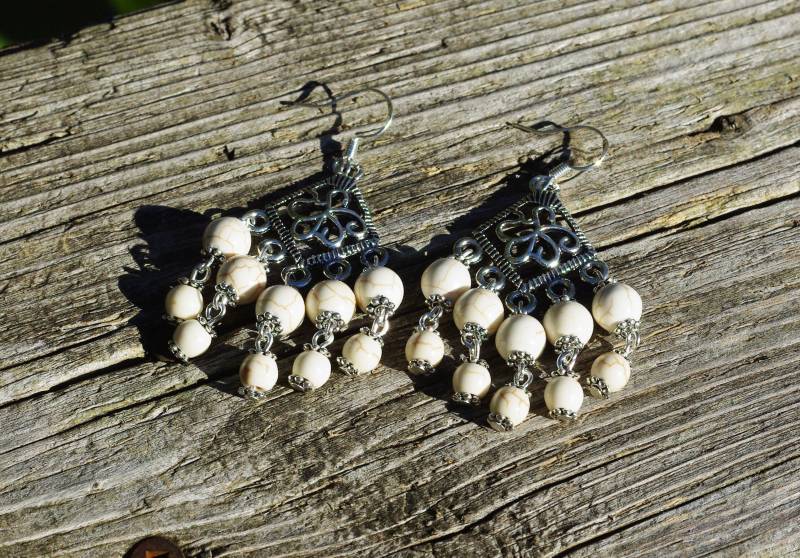 Howlite Stein Ohrringe ~ Chandelier Off White Schmuck Howlite Stein Ohrringe ~ Chandelier Off White Schmuck von AudacityWear