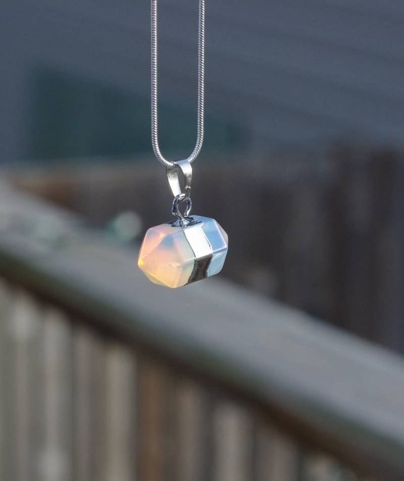 Opal Anhänger An Einer Sterling Silber Kette ~ Opalith Halskette Heilstein Chakra Stein von AudacityWear