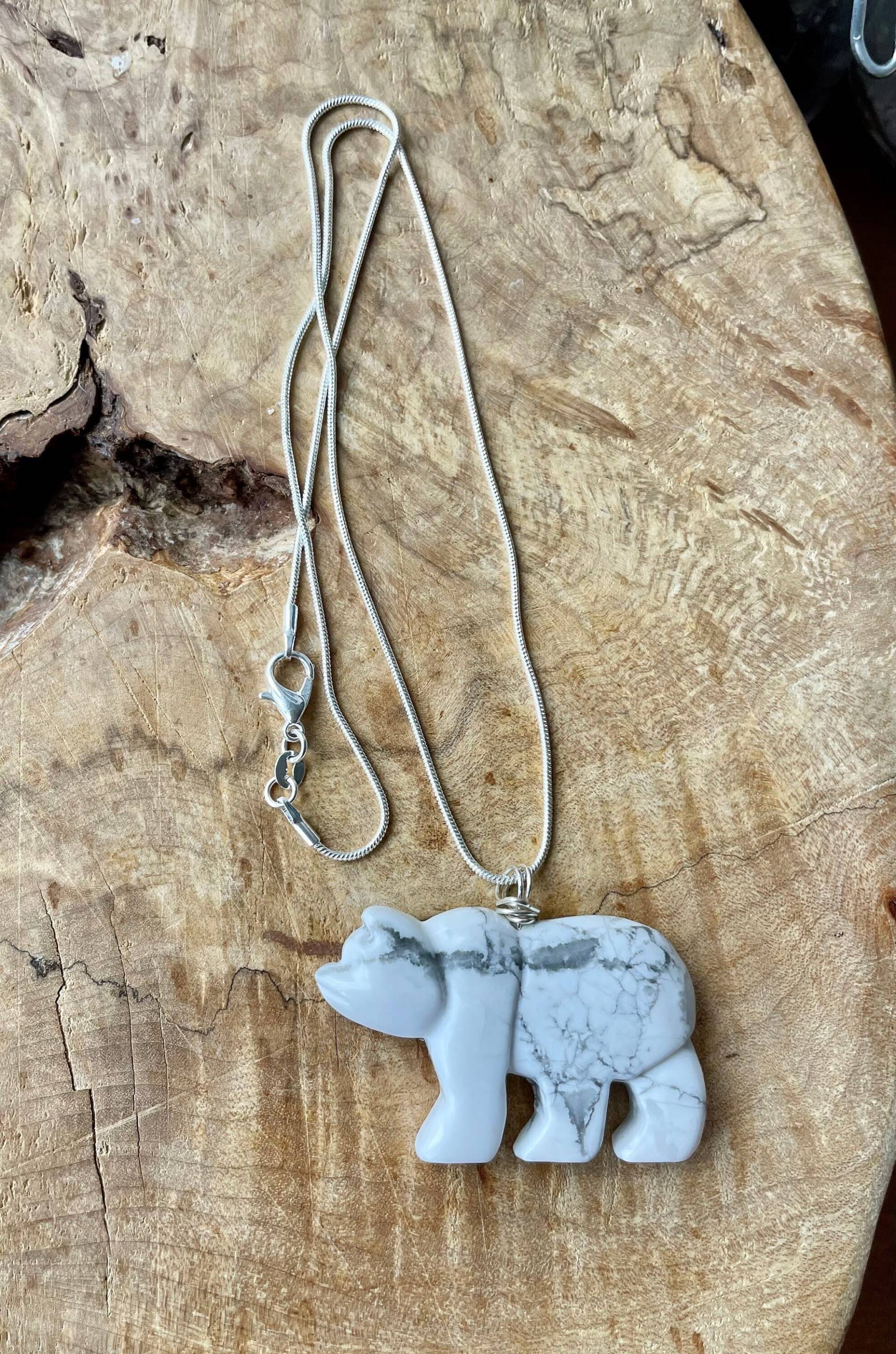 Weißer Howlith Bären-Halskette Geschnitzter Eisbär-Anhänger, Sterling Silber von AudacityWear