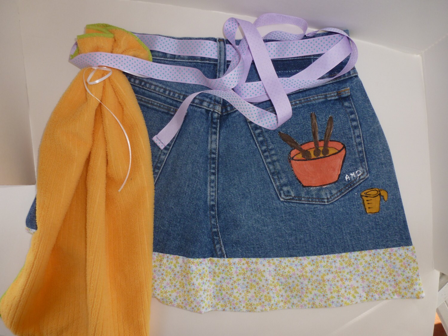 Halbe Schürze, Handgefertigte Und Handbemalte Backzeit, Halbschürze Aus Recyceltem Denim, Handtuch Inklusive Halbe Schürze, Handgefertigte Und Handbemalte Backzeit, Halbschürze Aus Recyceltem Denim, Handtuch Inklusive von AudieMaeDesigns