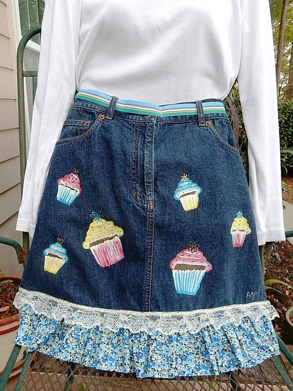 Halbe Schürze - Cupcakes Galore Handbemalte Halbschürze Aus Denim Ideal Für Ihren Speziellen Bäcker von AudieMaeDesigns