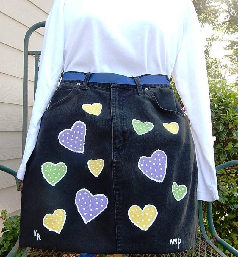 Halbschürze Aus Recyceltem Jeansstoff Mit Handbemalten Herzen von AudieMaeDesigns