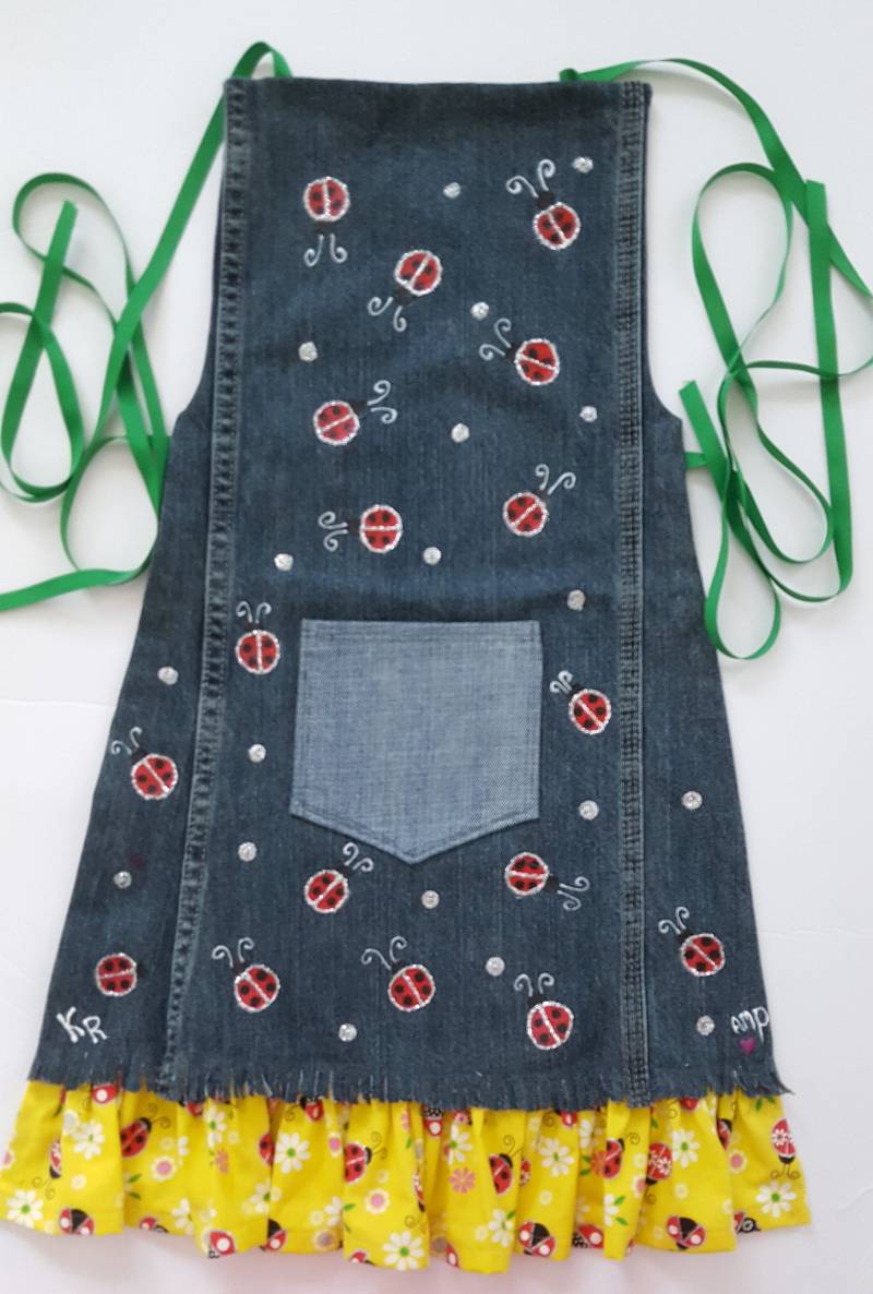 Mädchen Schürze, Handgefertigt Und Handbemalt, Marienkäfer, Recycelte Denim-Schürze, Gelbe Marienkäfer-Rüsche Für Den Look, Ideal Einen Tween von AudieMaeDesigns