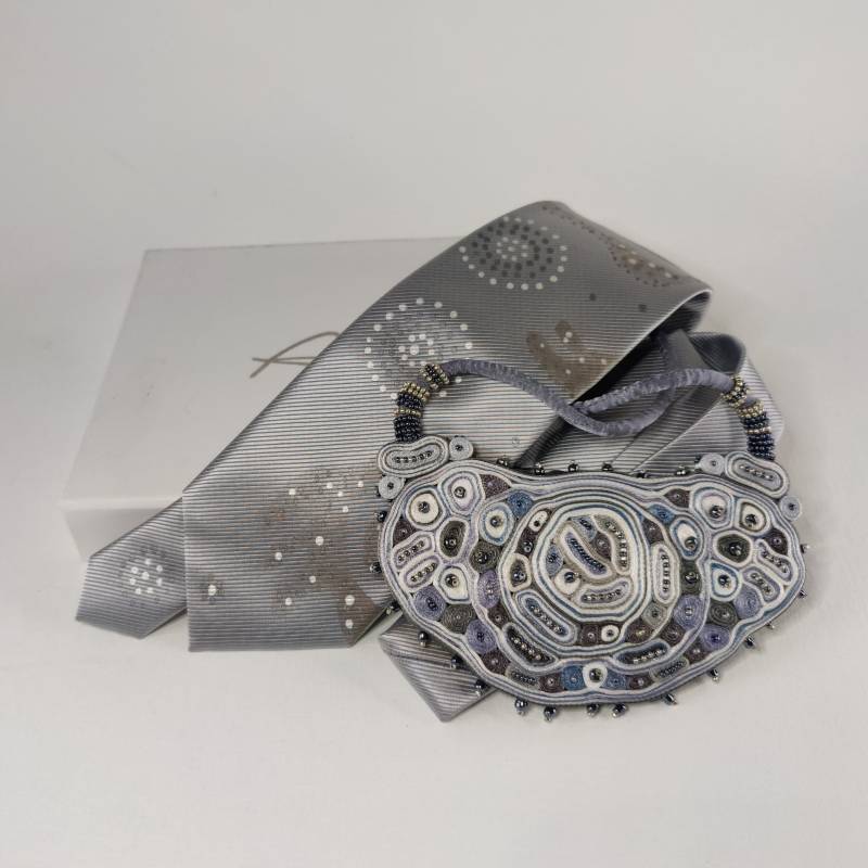 Einzigartiges Geschenk-Set Für Ein Paar, Hochzeit Halskette Perlen, Bib Und Krawatte, Faser Kunst Ooak, Personalisierte Accessoires von AudraTextileStudio