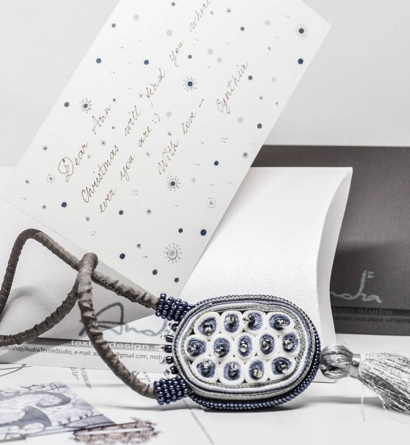 Extra Lange Perlenkette Mit Quaste, Stoffkette Silbergrau, Silbergrau Personalisiertes Geschenk Für Frau Auf Bestellung von AudraTextileStudio