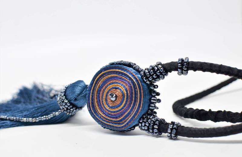 Extra Lange Quastenkette Blau, Brauner Anhänger Perlengefädelt, Stoff Quastenkette, Personalisiertes Geschenk Für Frau, Sie, Fiber Art Schmuck von AudraTextileStudio