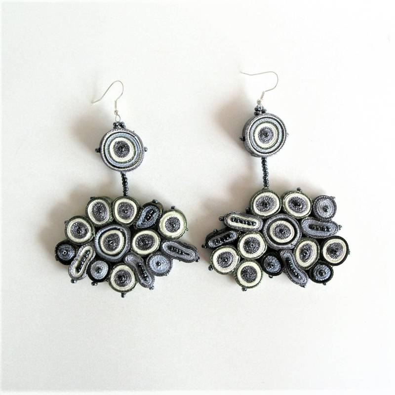 Extravagante Ohrhänger Grau, Stoffohrringe Lang, Textilohrhänger Textilohrringe, Geschenk Für Frau, Textilschmuck Ooak von AudraTextileStudio