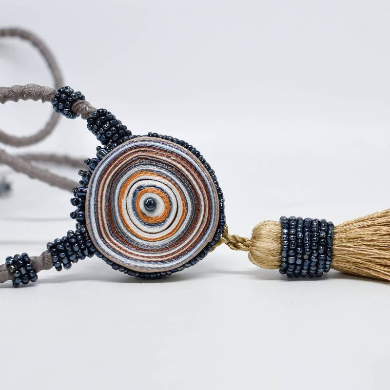 Extravagante Quastenkette Beige, Textilkette, Extra Lange Stoffkette, Geschenk Für Sie, Artdeco Quastengürtel Golden, Fiber Art Schmuck von AudraTextileStudio