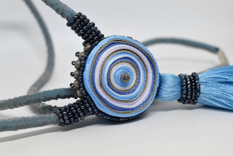 Extravagante Quastenkette Blau, Extra Lange Textilkette, Stoffblaue Halskette Perlen, Tragbarer Kunstgürtel Audra Textilschmuck von AudraTextileStudio