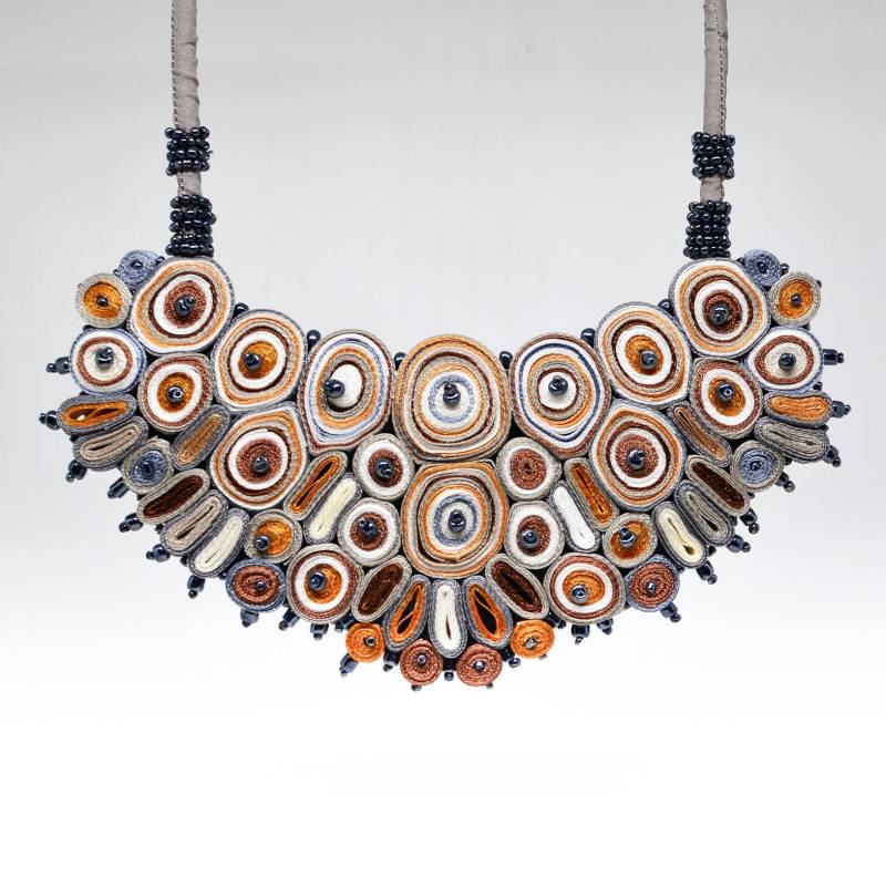 Extravagante Stoffkette Für Frau, Statement-Kette Braun, Bib-Halskette Textilperlen-Halskette, Einzigartiges Geschenk Textilkunst von AudraTextileStudio