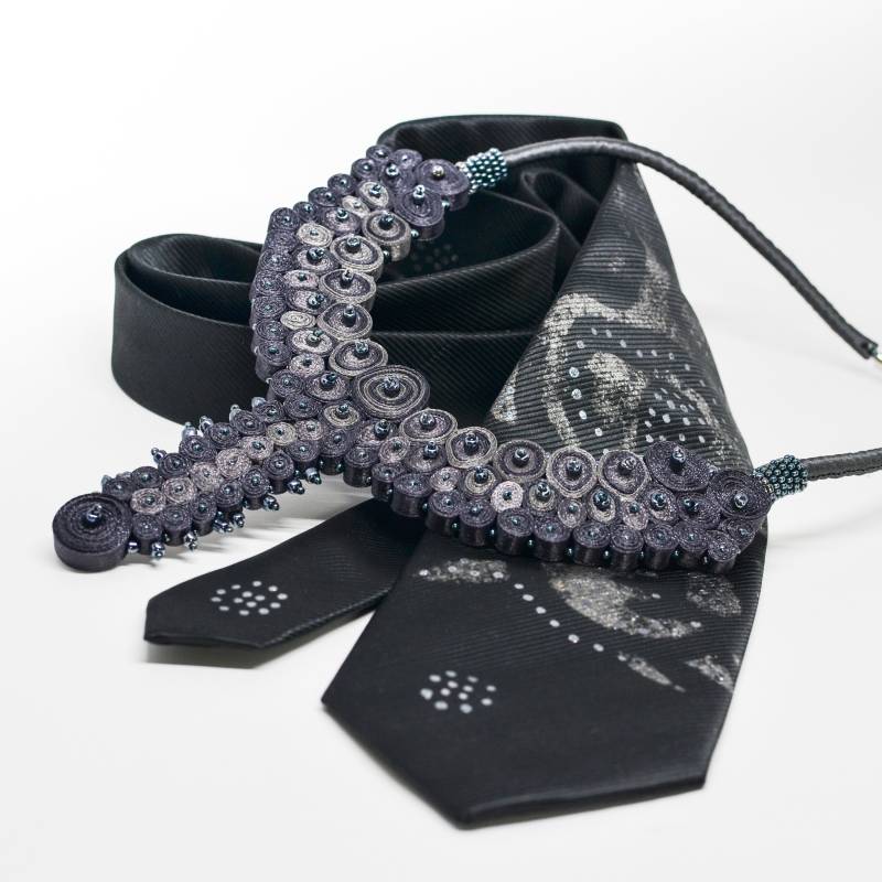 Geschenk Für Paar Statement Halskette Und Halskrawatte Handbemalt Schwarz, Lätzchen Halskette, Personalisiertes Paar - Fiber Art Schmuck von AudraTextileStudio