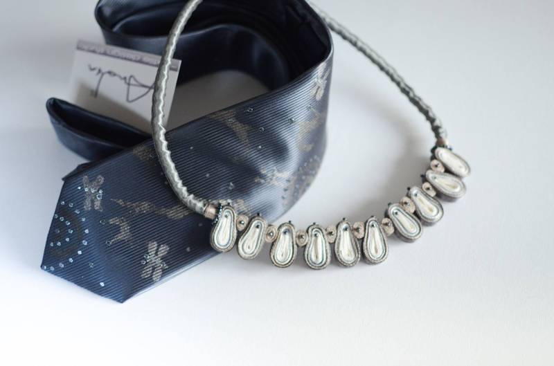 Geschenk Für Paar Statement Halskette Und Handbemalte Grau, Halskette, Personalisiertes Paare - Textilkunst Schmuck Ooak von AudraTextileStudio