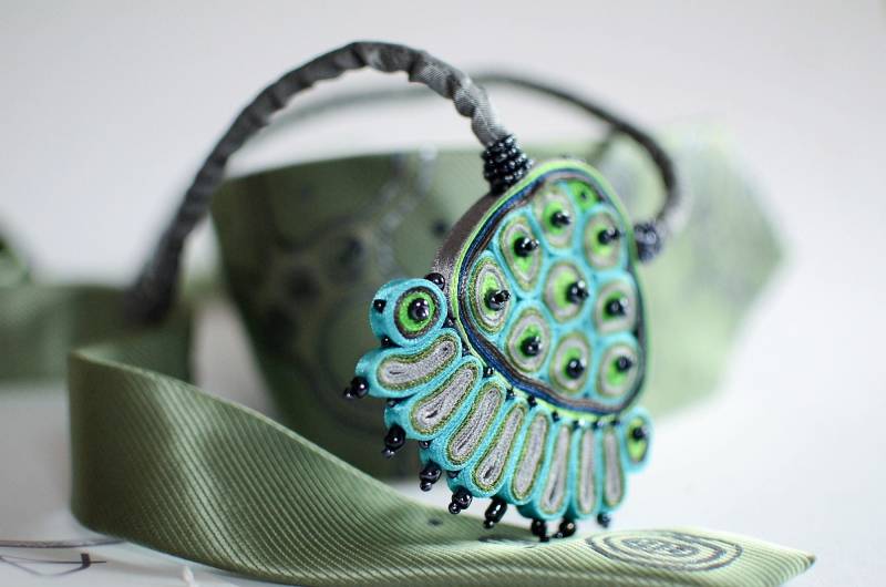 Geschenkset Für Ein Paar Statement-Halskette Und Krawatte Grün, Latzkette Mit Perlen, Personalisierte Geschenke Frau Mann, Kunstfaserschmuck von AudraTextileStudio