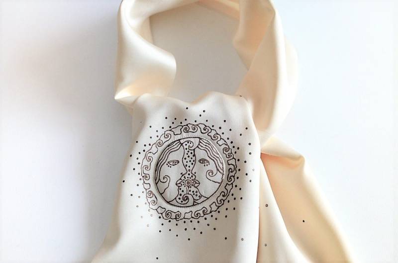 Hochzeit Seidenschal Handbemalt, Für Die Braut, Goldene Monogramm Bräute Schal, Persönliches Geschenk Braut von AudraTextileStudio