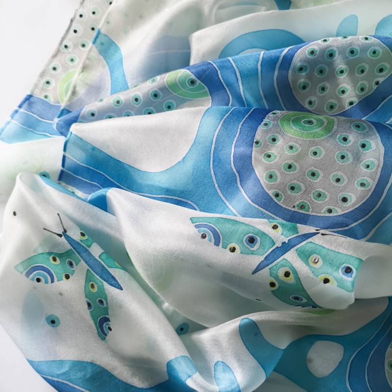 Lange Handbemalte Seidenschal Mit Schmetterlingen, Blauer Blumenschal, Seidentuch Für Strand, Personalisiertes Geschenk Frau, Seidenaccessoire Mama von AudraTextileStudio