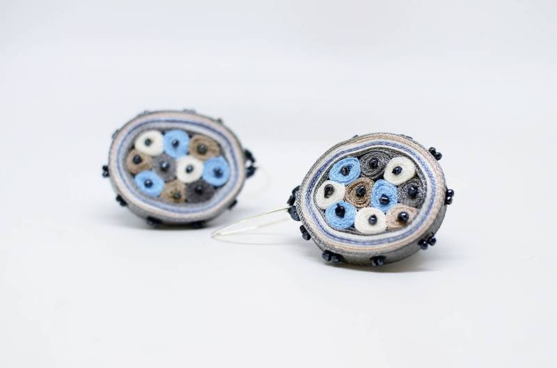 Ohrringe Blau, Gepunktete Ohrringe, Textilohrringe, Stoffohrringe Perlen, Faserohrringe Geschenk Für Frau - Fiber Art Schmuck von AudraTextileStudio