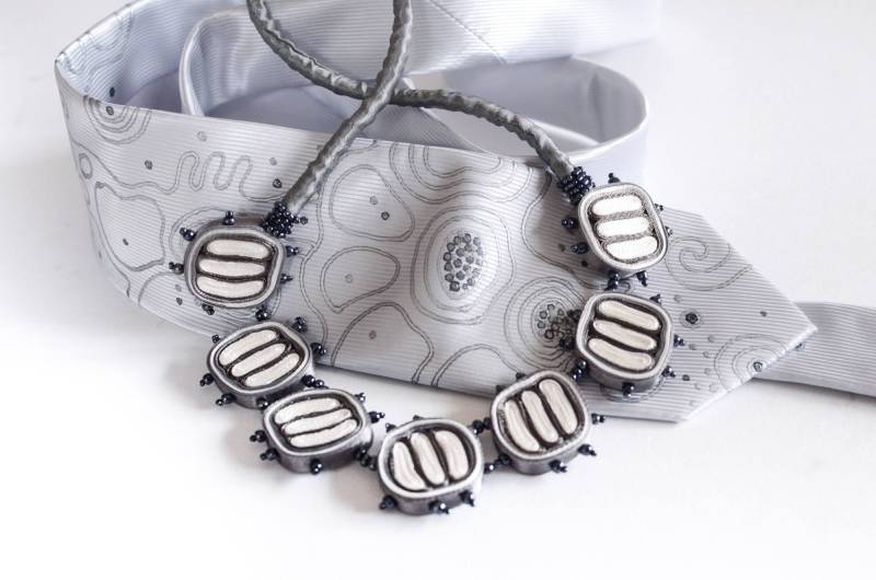 Personalisierte Hochzeitsgeschenke-Set Für Paare, Handbemalte Weiße Krawatte Und Perlenbesetzte Bib-Halskette, Benutzerdefinierte von AudraTextileStudio