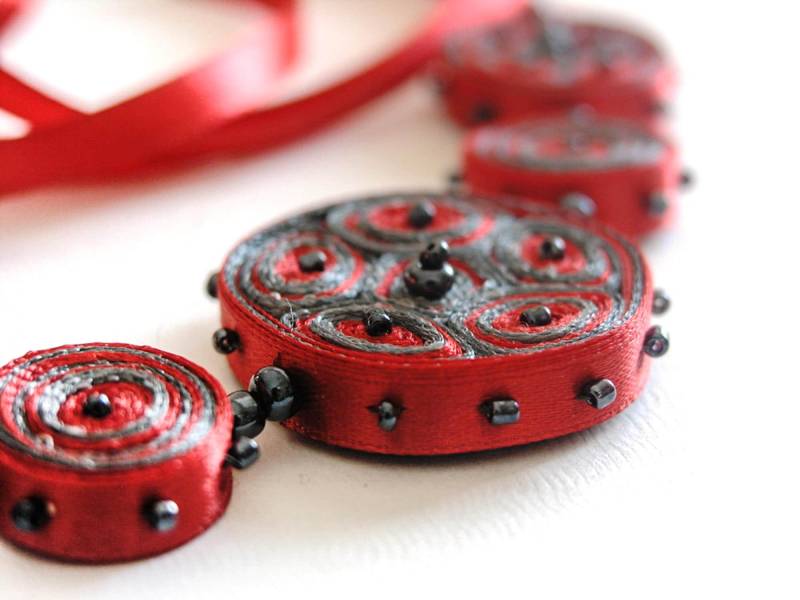 Personalisiertes Geschenk Für Frau, Textilkette Rot, Faser Halskette, Stoffkette Perlen, Sie - Textilschmuck Ooak Versandfertig von AudraTextileStudio