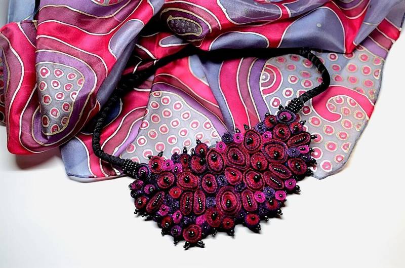 Personalisiertes Geschenkset Für Frau Statement Faser Halskette Rot Und Langes Tuch Lila, Personalisiertes Mama von AudraTextileStudio