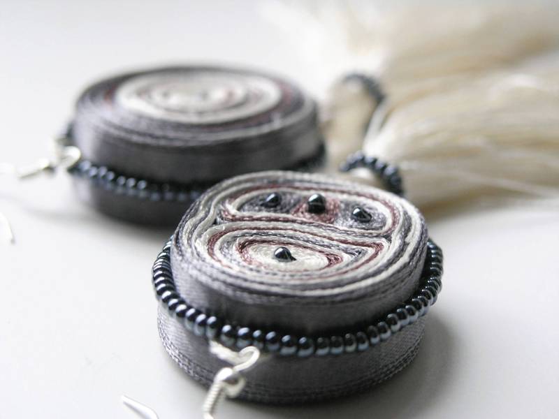 Quasten Ohrringe, Ohrringe Weiss, Weisse Textile Schmuck Auf Bestellung von AudraTextileStudio