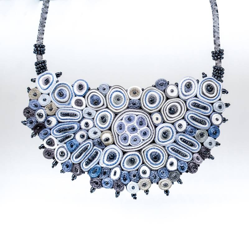 Reserviert Für Etsy Design Awards Collier Halskette Blau, Extravagante Statement Perlen, Ooak Fiber Art Schmuck Modebegeisterte von AudraTextileStudio