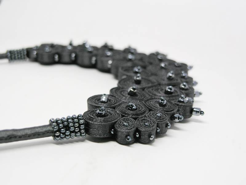 Schwarze Statement Halskette, Halsband Halskette Perlen, Stoff Collier Personalisiertes Geschenk Für Frau, Fiber Art Schmuck von AudraTextileStudio