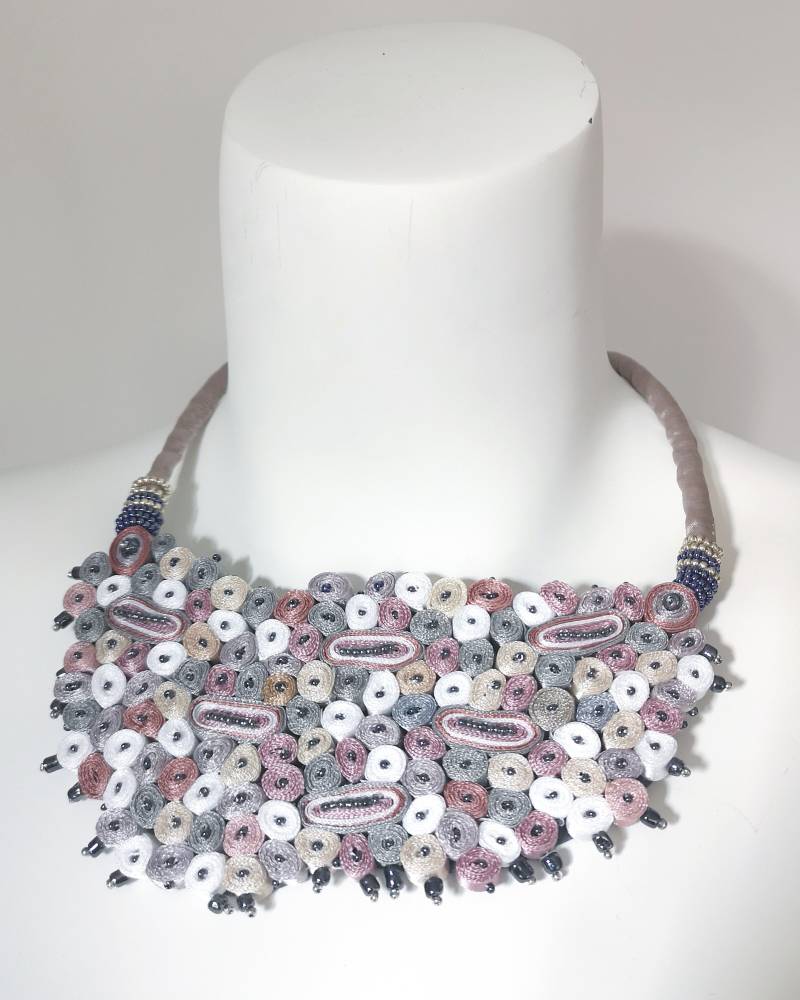 Statement Stoffkette Mauve, Halskette Perlen, Halsband Textilschmuck, Personalisiertes Geschenk Für Frau, Fiber Art Schmuck von AudraTextileStudio
