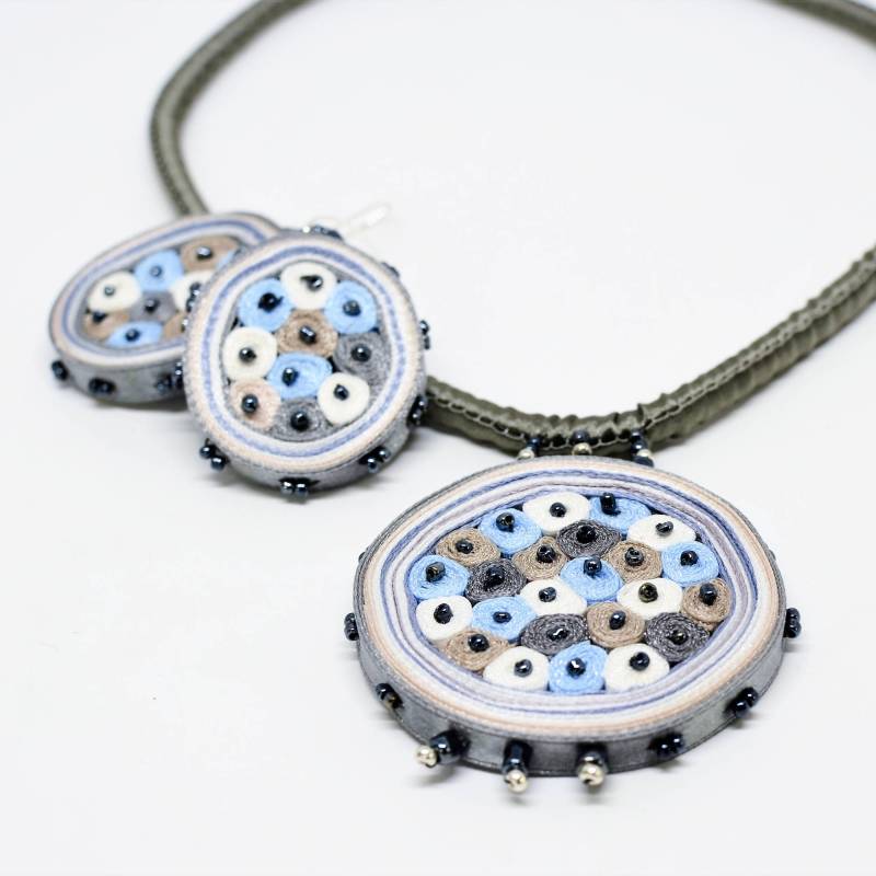 Stoffhalskette Und Ohrhänger Blau, Stoffhalskette, Schmuckset - Anhänger Ohrringe, Weihnachtsgeschenk Für Frau Textilschmuck von AudraTextileStudio