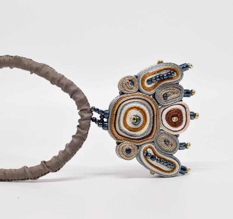 Stoffkette Beige, Textilanhänger Braun, Perlenbeige Anhänger, Stoffschmuck, Geschenk Für Frau, Sie - Textilschmuck von AudraTextileStudio