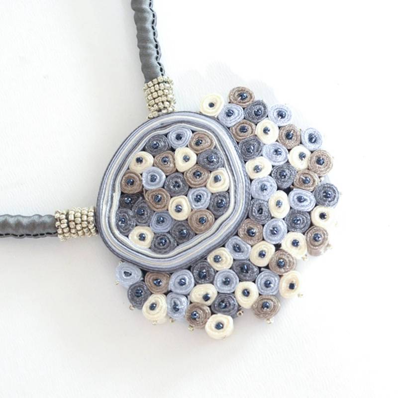 Stoffkette Perlen, Statement Kette Textilkette Grau, Faserkette, Geschenk Für Frau - Textilschmuck Sofort Lieferbar von AudraTextileStudio