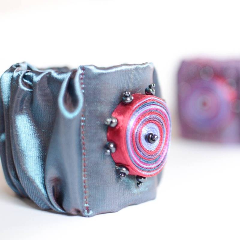 Textilarmband Türkis, Türkise Manschettenperle, Handgelenkswärmer Lila, Geschenk Für Frau, Sie, Textiler Kunstschmuck Ooak Versandfertig von AudraTextileStudio