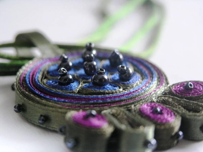 Textilkette Grün, Stoffanhänger Stoffkette Perlengeflochten, Floraler Anhänger Personalisiertes Geschenk Für Frau - Fiber Art Schmuck von AudraTextileStudio