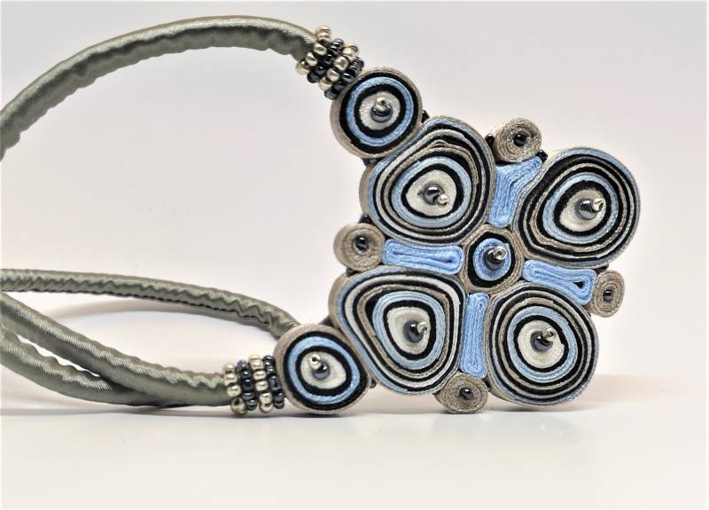 statement Halskette Blau, Lätzchen Textilkette, Textilanhänger Blau Perlen, Personalisiertes Geschenk Für Frau, Textilschmuck von AudraTextileStudio