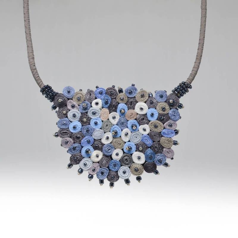 statement Halskette Blau, Textilkette Gepunktet, Blaue Textilperlen, Geschenk Für Frau, Textilkunst Von Audra Zili von AudraTextileStudio