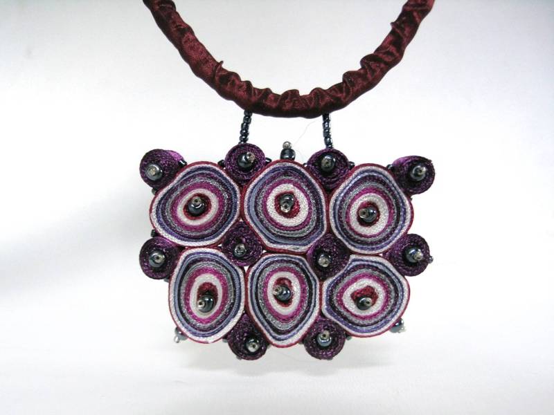 statement Halskette Lila, Lätzchen Perlen, Textilkette Faser Anhänger, Geschenk Für Frau - Textilschmuck Ooak Versandfertig von AudraTextileStudio