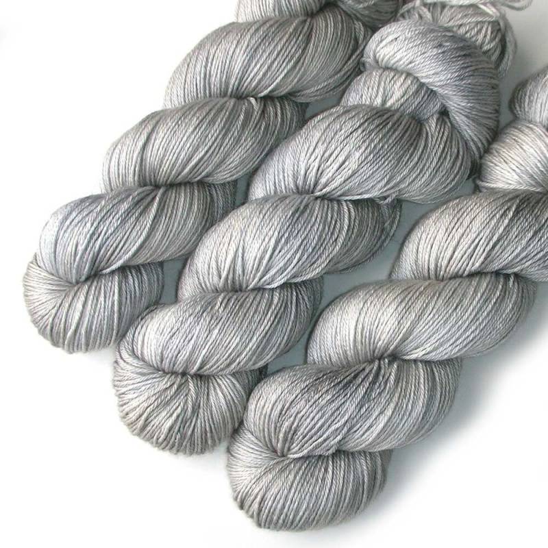 Der Gute Silber Infinity Schal Doppel Loop Leichter Rauch Grau Brautschal Luxe Merino Seide Weihnachtsgeschenk Für Sie von AudreyKnitted