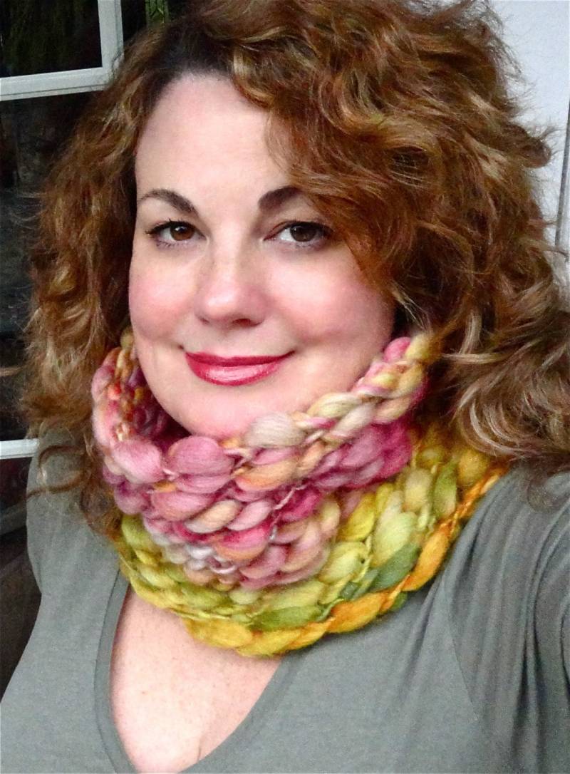 Signorina Chunky Cowl Infinity Strickschal Boho Luxe Frühling Sommer Herbst Farben Gold Goldenrod Rose Pink Olive Leichte Seide Wolle von AudreyKnitted