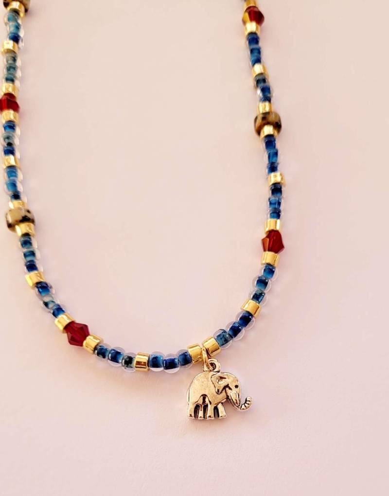 Perlenkette Halskette Mit Einem Elephant Anhänger Geschenk Geburtstag Schmuck von AudreyKreationen