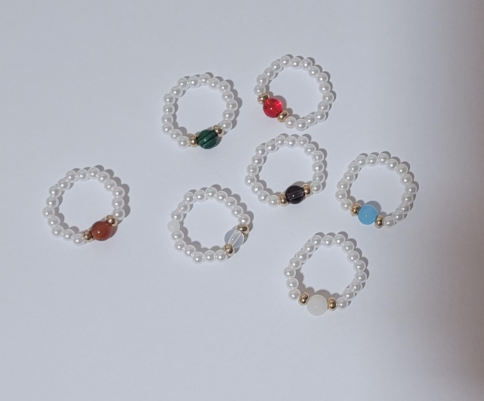 Ring Perlenring Geschenk Schmuck Geburtstag Freunde Ostern Mitbringsel Weiß Bunt von AudreyKreationen