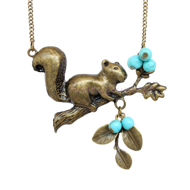 Eichhörnchen Halskette Türkis Perlen, Herbsttier Schmuck von AudreyjewelryB
