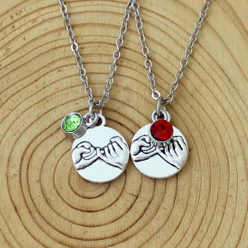 Personalisierte Geburtsstein Anfangshalskette Hand in Handpaar Geschenk von AudreyjewelryB