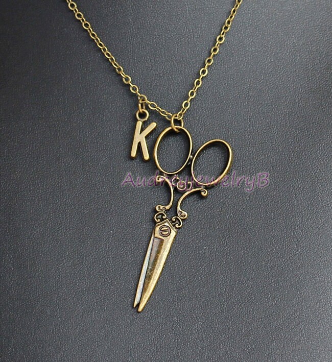 Personalisierte Scheren Halskette Bronze Initial Charm, Friseur Geschenk von AudreyjewelryB