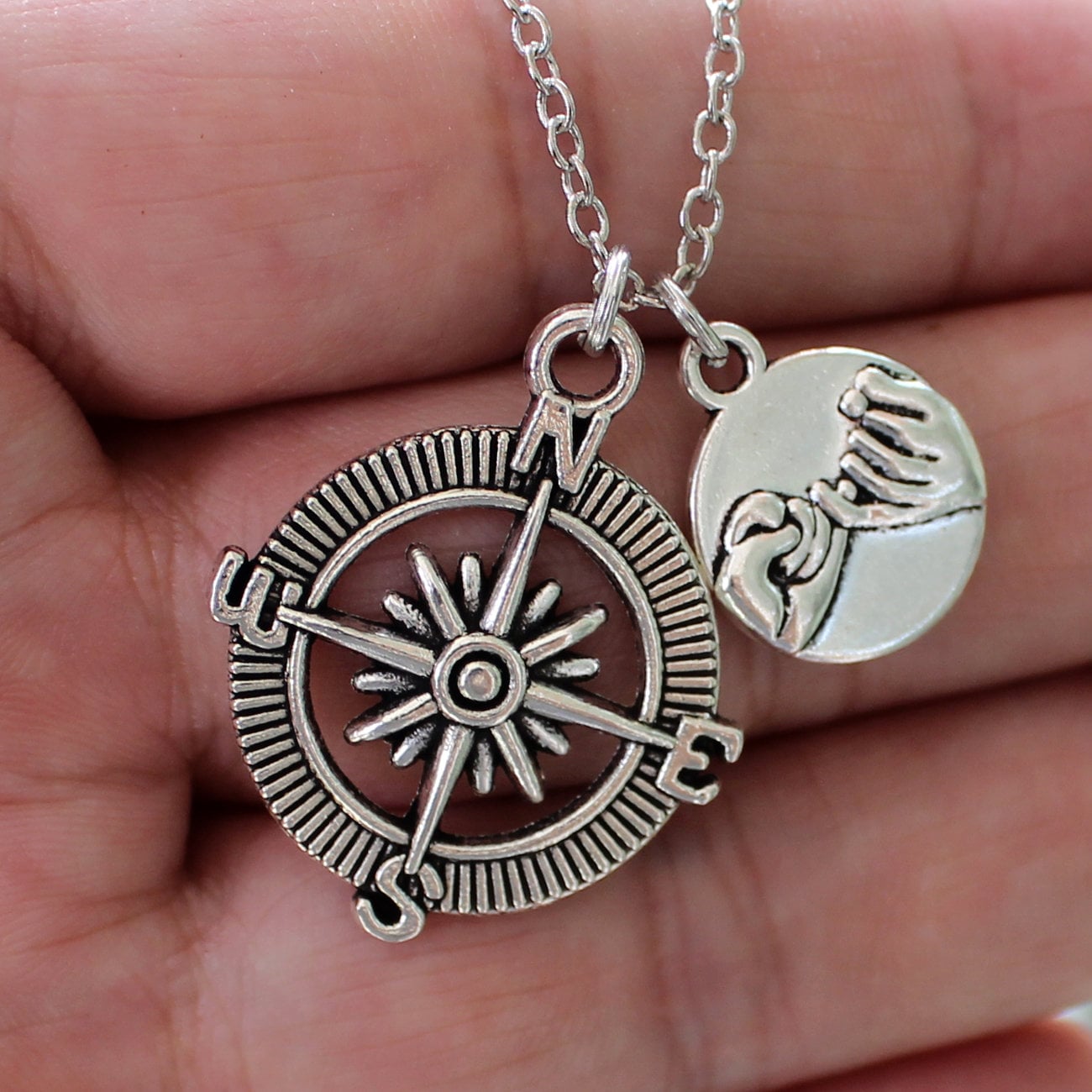 Personalisierte Initial Halskette Hand-In-Hand Anhänger, Antikes Silber Paar Geschenk von AudreyjewelryB