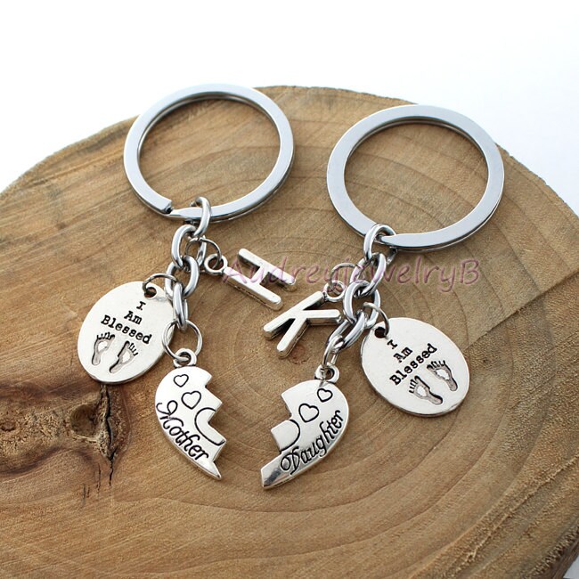 Personalisiertes Mutter-Tochter-Schlüsselbund-Set Initialanhänger, Gebrochenes Herz von AudreyjewelryB