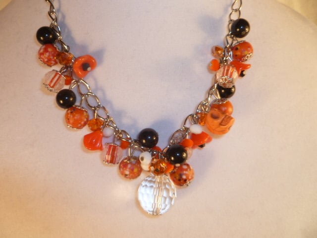 Halloween Perlen Charm Halskette, Orange Und Schwarz Funkelnd, Accessoire, Teenager Geschenk Halloween Perlen Charm Halskette, Orange Und Schwarz Funkelnd, Accessoire, Teenager Geschenk von AudreysJewelBox
