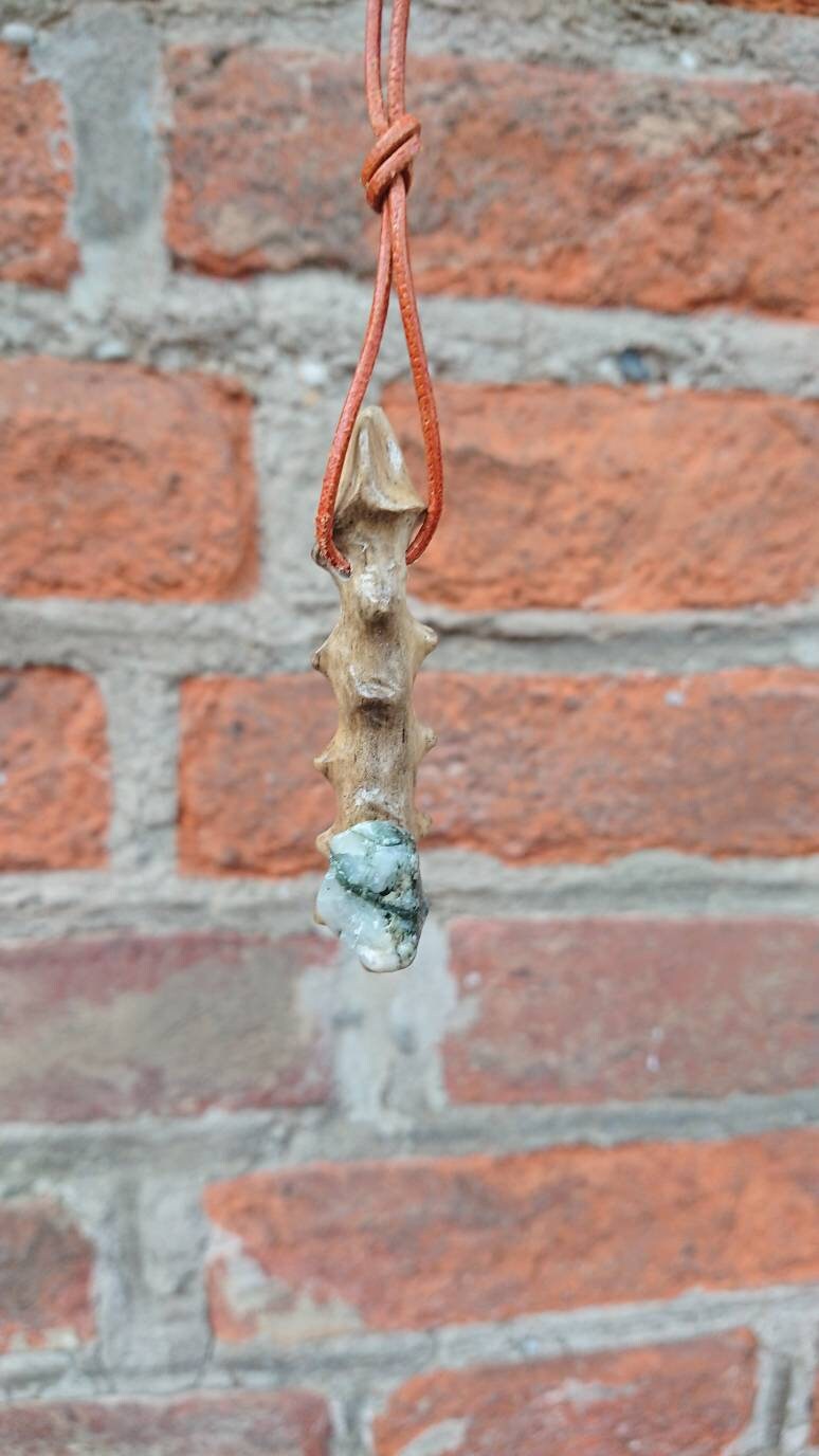 Halskette Mit Lederband Aus Treibholz Und Isarkies Caterpillar Halskette Mit Lederband Aus Treibholz Und Isarkies Caterpillar von AuenSchmuck